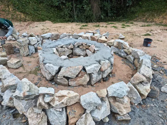 Muros e corte de pedra