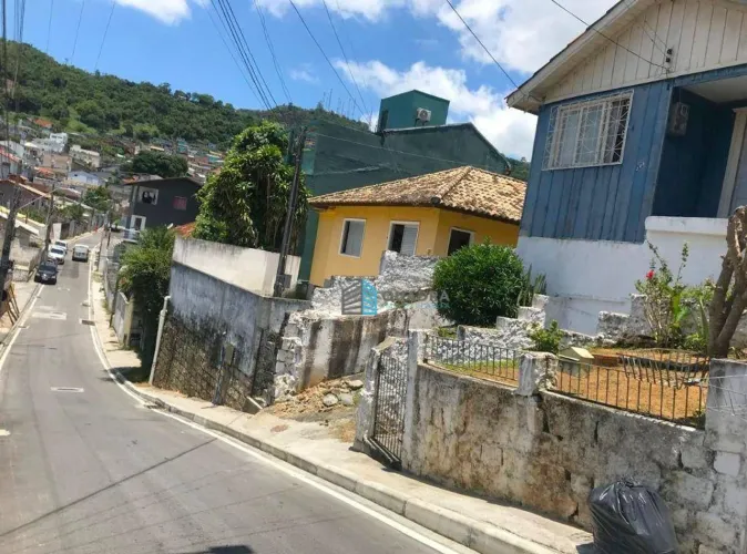 Terreno à Venda com 190m² na Agronômica !!