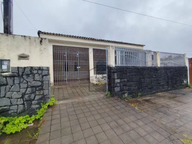 Casa para alugar no Potengi com quintal amplo, garagem para 3 carros e 2 quartos - 137 m² 