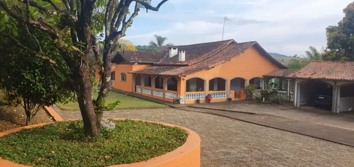 Sítio com 3,2 ha casa 4 dorms. sendo 2 suítes em Coinceição dos Ouros - MG