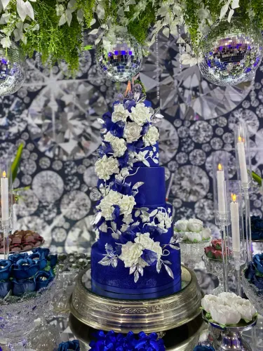Bolo cenográfico em tons azul e branco em perfeito estado
