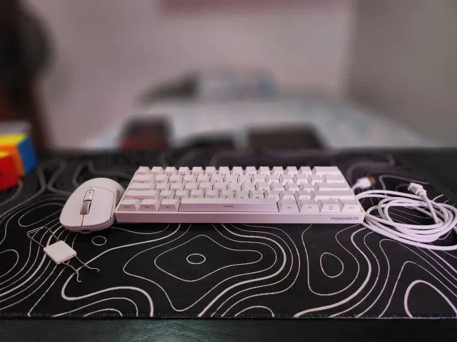Kit de teclado magnético e mouse ultra leve.