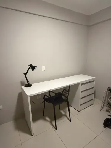 Mesa de Escritório Branca com Gaveteiro - 4 Gavetas