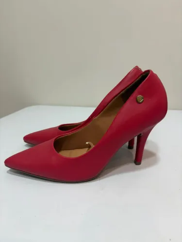 Scarpin bico fino vermelho