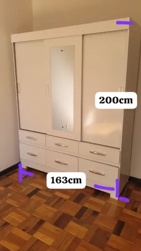 Guarda roupa branco com espelho