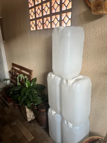 Vendo 5 galão de 30 litros.