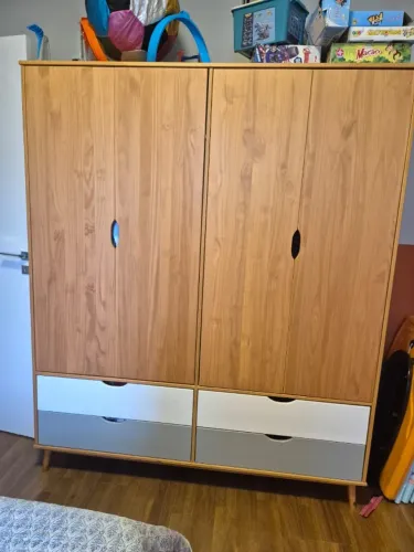 Guarda-roupa infantil e mesa lateral em madeira pinus