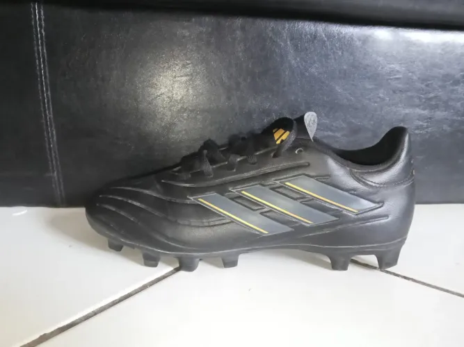 Chuteira de campo (travas) Adidas copa pure 2 preta com detalhes dourado 