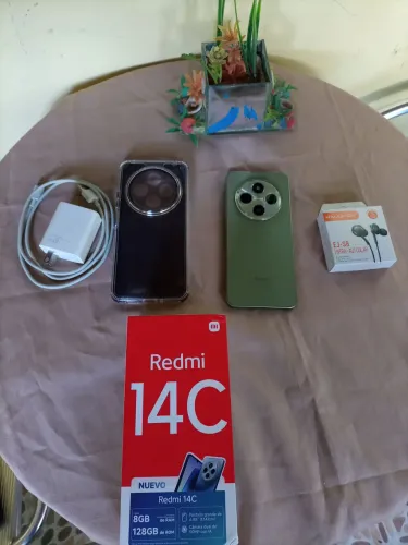 Vendo celular xaomi redmi 14c 128 GB e 8 de ram na caixa e documento sem trinco todo bom