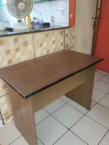 Escrivaninha bem conservada tamanho