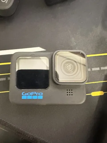 GoPro Hero 10 + carregador externo + controle remoto + vários acessórios