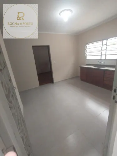 Encante-se com esta casa aconchegante para locação em Vila Alpina, São Paulo, perfeita par