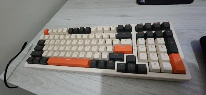 Teclado Mecânico wireless (bluetooth e 2,4G) excelente qualidade.