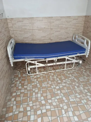 Vendo cama hospitalar com colchão 