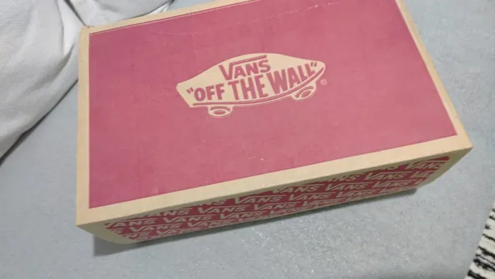 Tênis Vans Knu Skool Leather True White com cabedal de couro e lingueta volumosa
