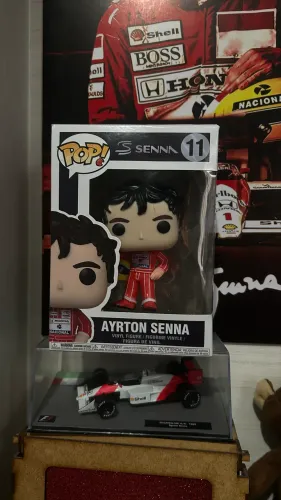 Vendo: Funko Pop Ayrton Senna e Miniatura McLaren MP4/4 1988 1:43 de colecionador.