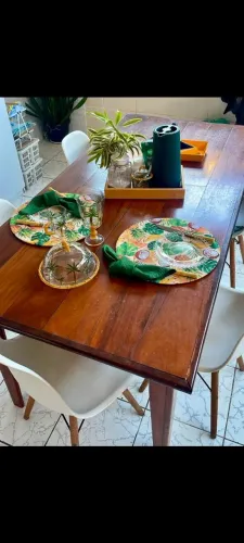 Mesa de Cozinha de madeira, acomoda até 6 lugares