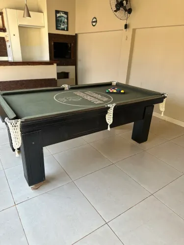 Mesa de sinuca de pedra ardósia e madeira