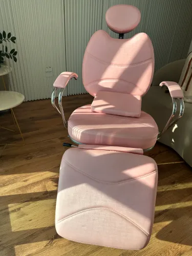Cadeira Reclinável Hidráulica Para Maquiagem e Estética Estofado Rosa Claro
