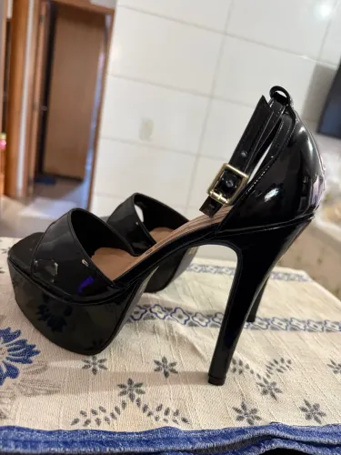 Sandália salto alto TAM 37