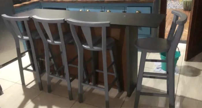 Mesa com 4 banquetas 