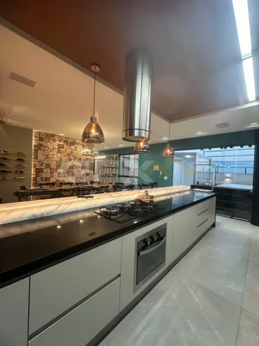 Cobertura triplex à venda no Centro, 4 quartos, 2 suítes e 2 vagas.