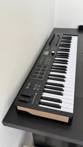 Teclado Controlador Arturia Keylab Essential 61 teclas preto