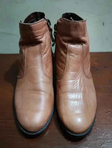 Bota de couro da marca Corello