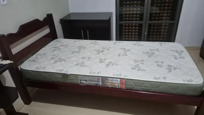 Cama solteiro com colchão, madeira maciça