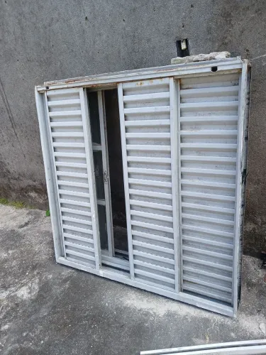 2 Janelas de ferro e com vidros 