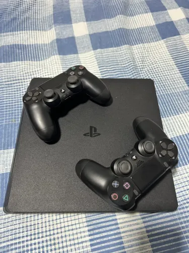 Vende-se playstation 4, pouco usado sendo dois controles originais e de um téra.