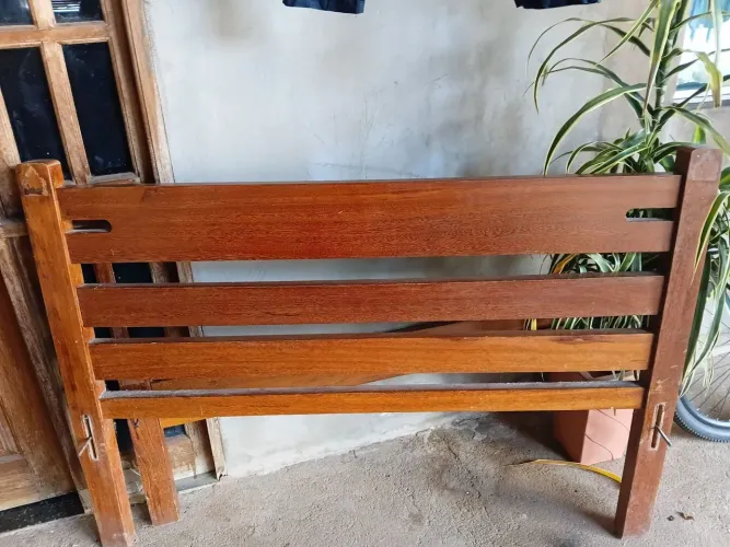 Cama de madeira maciça de casal