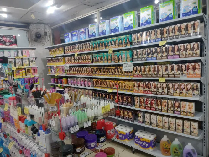Gôndolas para comércio em geral.