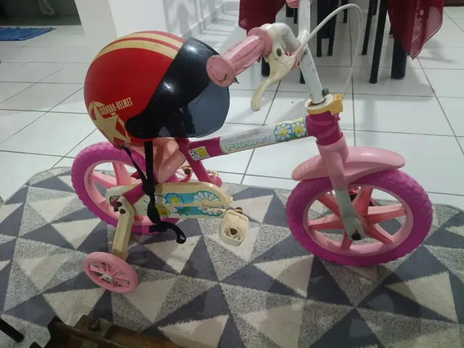 Bicicleta criança e  capacete