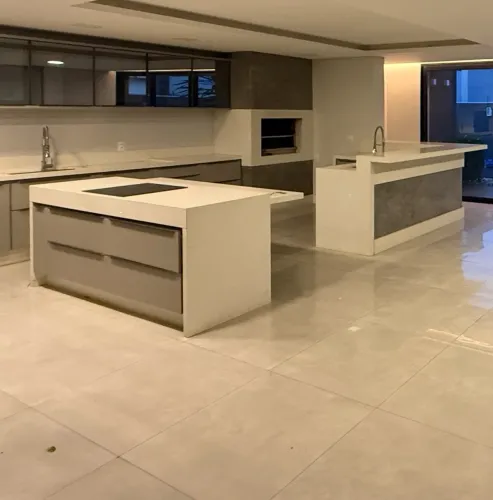 Bancadas de mármore com pias / frente churrasqueira