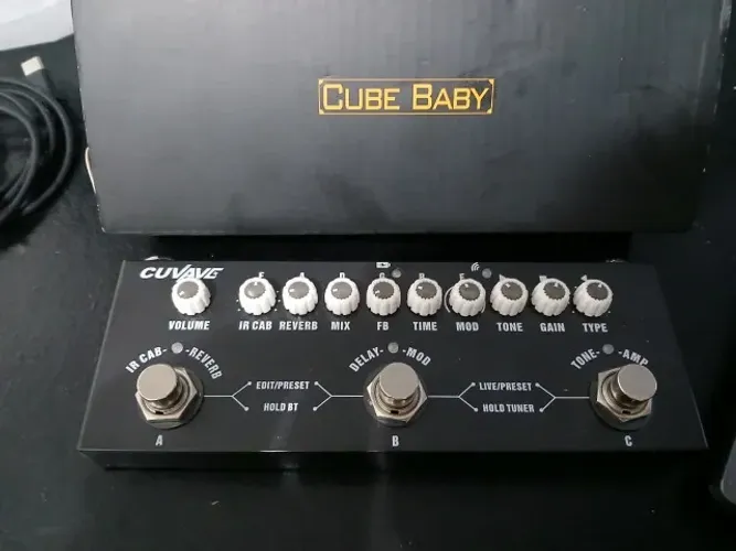 Pedaleira Multi-efeitos Cuvave Cube Baby com Bateria e Bluetooth