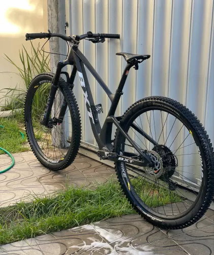 Bicicleta BXT Carbono 12v Shimano - estado de nova, pouco usada.