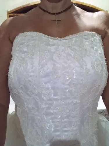 Vestido de Noiva Curto / Debutante - Branco com Renda, Pedraria e Saia em Camadas