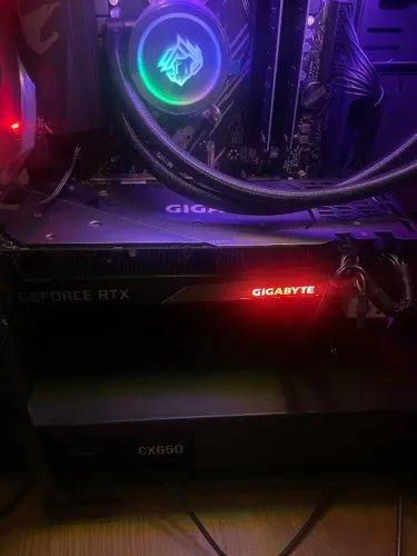 Placa de vídeo Gigabyte GeForce RTX 3070 Gaming OC 8 GB, modelo com três ventoinhas.
