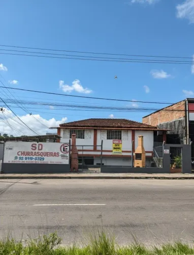 Casa c/ponto comercial na Avenida Arquiteto José Henrique próximo ao Shopping Via Norte.