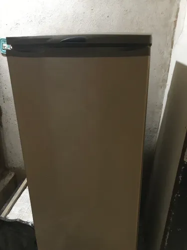 Vende-se uma geladeira, funcionando perfeitamente, apenas sem prateleiras da porta.