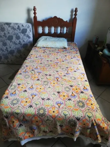 2 camas de solteiro em madeira com colchão
