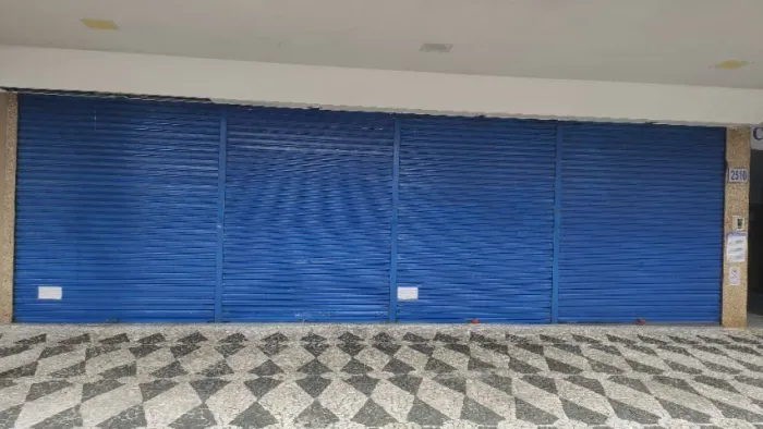 Portas em aço com mola e fechadura