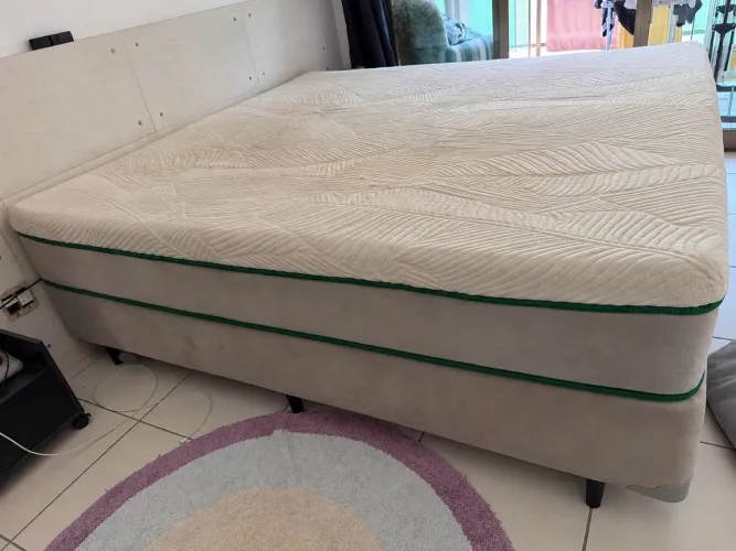Cama Box King, em ótimo estado
