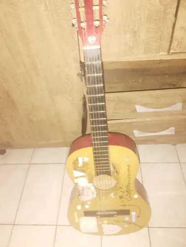Violão de cantor famoso