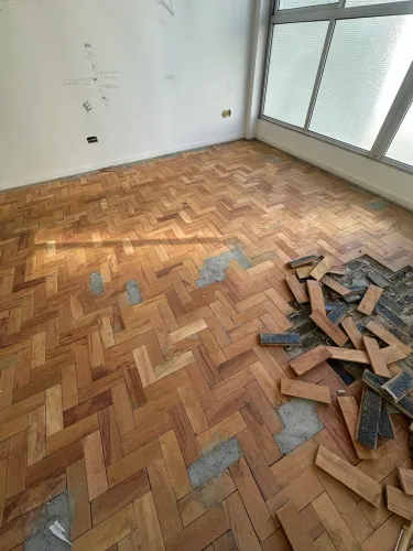 Lote 80m² de Tacos de Madeira Nobre Usados (Ideal para Piso e Restauração)