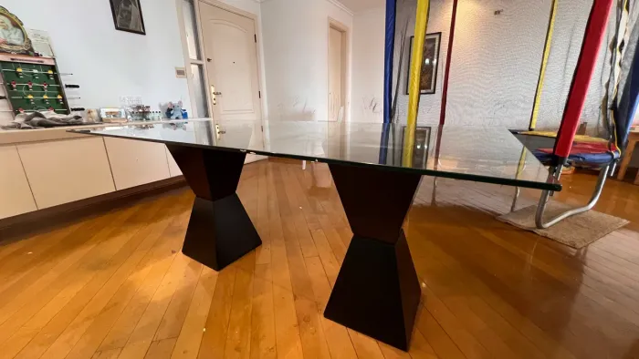 Mesa de Jantar com Tampo de Vidro e Base em Ébano - 1,80m x 1m