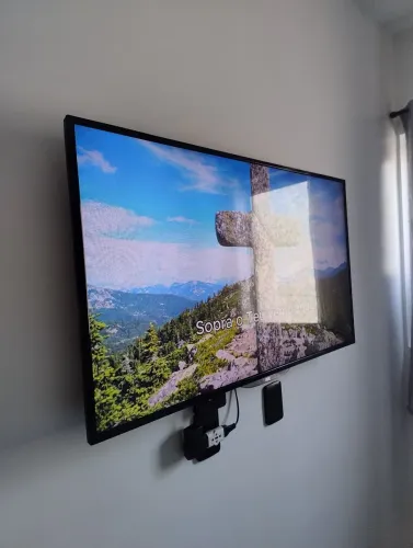 Televisão AOC com defeito