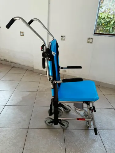 Cadeira de rodas acessa escada