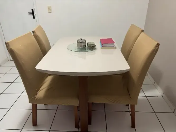 Mesa de jantar quadrada